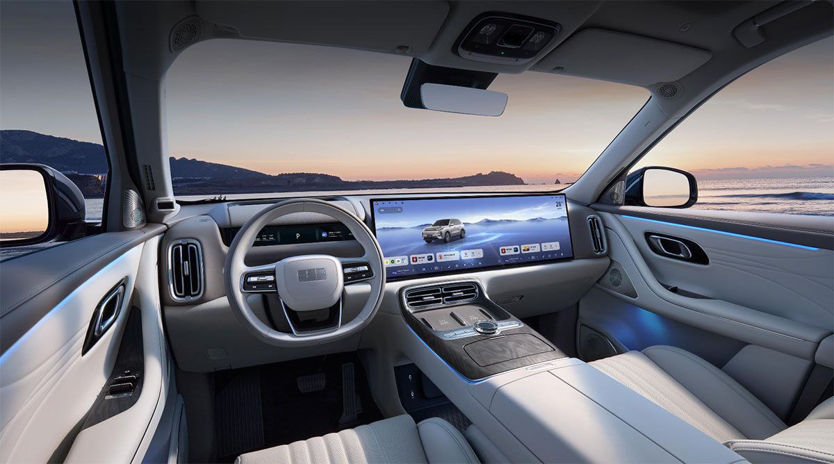 Geely Galaxy открыл предпродажи гибридного внедорожника M9 Начальная цена авто по предпродажной программе составляет 27 050 что вдвое меньше цены на Li L9 EREV от Li Auto несмотря на сопоставимые размеры Для сравнения М9 5205 1999 1800 мм колесная база 3030 мм Li L9 5218 1998 1800 мм колесная база 3015 мм Автомобиль оснащен батареей емкостью 18 4 кВтч или 41 46 кВтч с запасом хода CLTC 100 км и 230 км Полный запас хода достигает 1500 км Силовая установка в двух версиях с одним или двумя электромоторами 640 кВт 859 л с 1165 Нм Кабина M9 оснащена операционной системой Agent OS которая по утверждению Geely Galaxy является первой в отрасли автомобильной кабиной управляемой ИИ За первые семь месяцев этого года компания Geely Galaxy продала 643 451 автомобиль что на 253 77 больше в годовом исчислении Прислать новость EVforum Чат Geely Galaxy evНовости