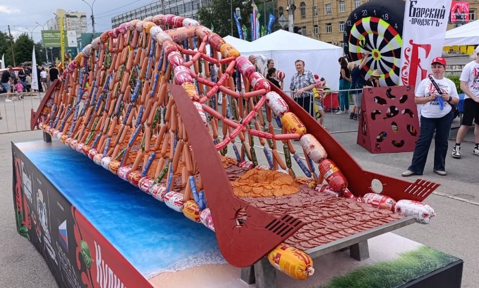 В Новосибирске тут ко Дню города построили новый мост... Колбасный.   Фото от читателя   Подписаться  Прислать новость  Помочь бустами