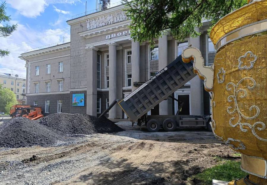В Кировском районе Кемерова ремонтируют сквер у ДК имени 50-летия Октября    Дмитрий Анисимов, мэр города Кемерово, проехал с проверкой, чтобы убедиться, что работы идут по графику.   В сквере сняли старое покрытие, демонтировали бордюр, проложили кабель под новое освещение, уже готовят основание под торшеры.  С места производства работ перенесли световые фигуры – самовар и чайную пару, чтобы техника их не повредила.