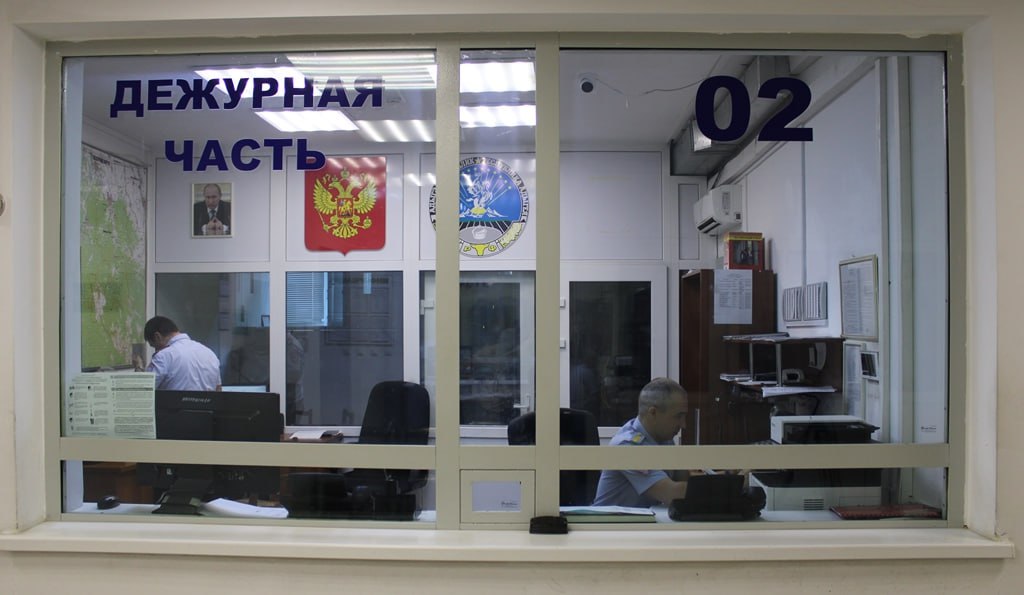 В Майкопском районе зарегистрировано телефонное мошенничество с крупным материальным ущербом.  С заявлением о факте мошенничества в полицию Майкопского района накануне обратилась 43-летняя местная жительница. Ей позвонили неизвестные, которые представились сотрудниками одной контрольно-надзорной организации. «Специалисты» сообщили гражданке, что мошенникам, якобы, стали известны ее персональные данные и сведения об имеющимся имуществе, в частности, принадлежащем ей автомобиле, который, аферисты собираются выставить на торги и реализовать третьим лицам.  Поддавшись на провокацию телефонных махинаторов, женщина поспешила продать машину, а вырученные деньги, по совету «борцов с мошенниками», перевела на указанный ими «безопасный» счет. Таким образом, доверчивая автоледи лишилась не только машины, но и денежных средств в сумме около 1 миллиона 400 тысяч рублей.  По факту мошенничества со значительным материальным ущербом сотрудниками полиции проводится проверка. Принимаются меры по установлению и задержанию лиц, причастных к совершению преступления.  МВД по Адыгее еще раз напоминают гражданам о недопустимости перевода своих средств на неизвестные счета по указанию «сотрудников банка», «представителей силовых ведомств» или иных структур. В этом случае необходимо немедленно закончить разговор и сообщить о случившемся по официальным телефонам клиентской поддержки или в правоохранительные органы.  Помните, что официальные представители вышеуказанных структур никогда не звонят гражданам с просьбой оформить кредит или перевести деньги на «безопасные» счета. Если окажется, что вы столкнулись с мошенником, – незамедлительно обращайтесь в полицию!  Пресс-служба МВД по Республике Адыгея МВД по РА   Подписаться Смотрите нас на Rutub