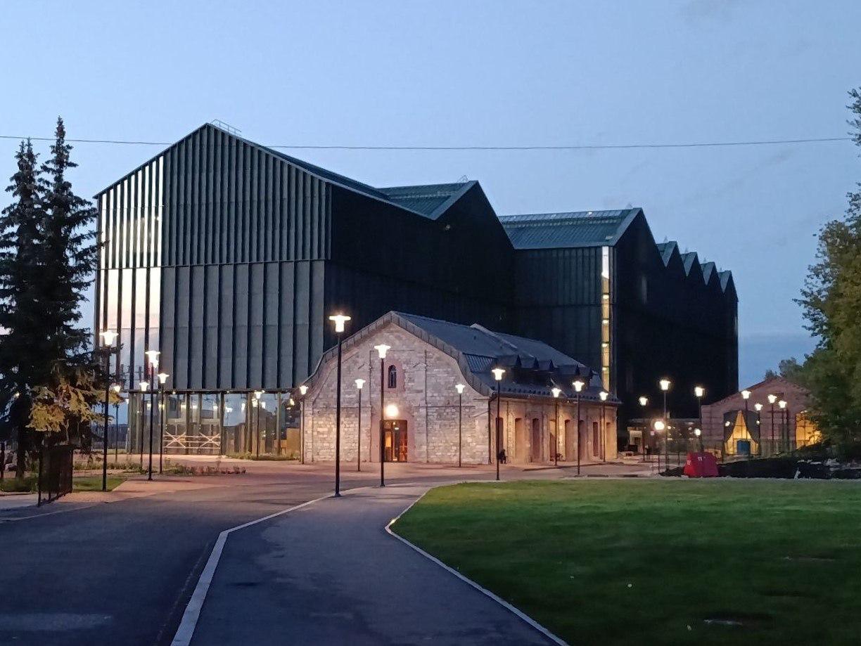 Пермская галерея начала продавать билеты на экскурсии в новом здании Сегодня пермская галерея на сайте начала продавать билеты на экскурсии по новому зданию на Заводе Шпагина Базовая стоимость билета 200 рублей Экскурсия по галерее без картин позволяет зрителю сконцентрироваться на архитектуре и дизайне современного музея сообщают организаторы проекта Экскурсии будут проходить с 20 по 31 декабря Переезд в новое здание галерея начала в декабре Первые крупные выставки как ожидается начнутся в 2026 году Подписаться на Интересную Пермь в ТГ в МАХ