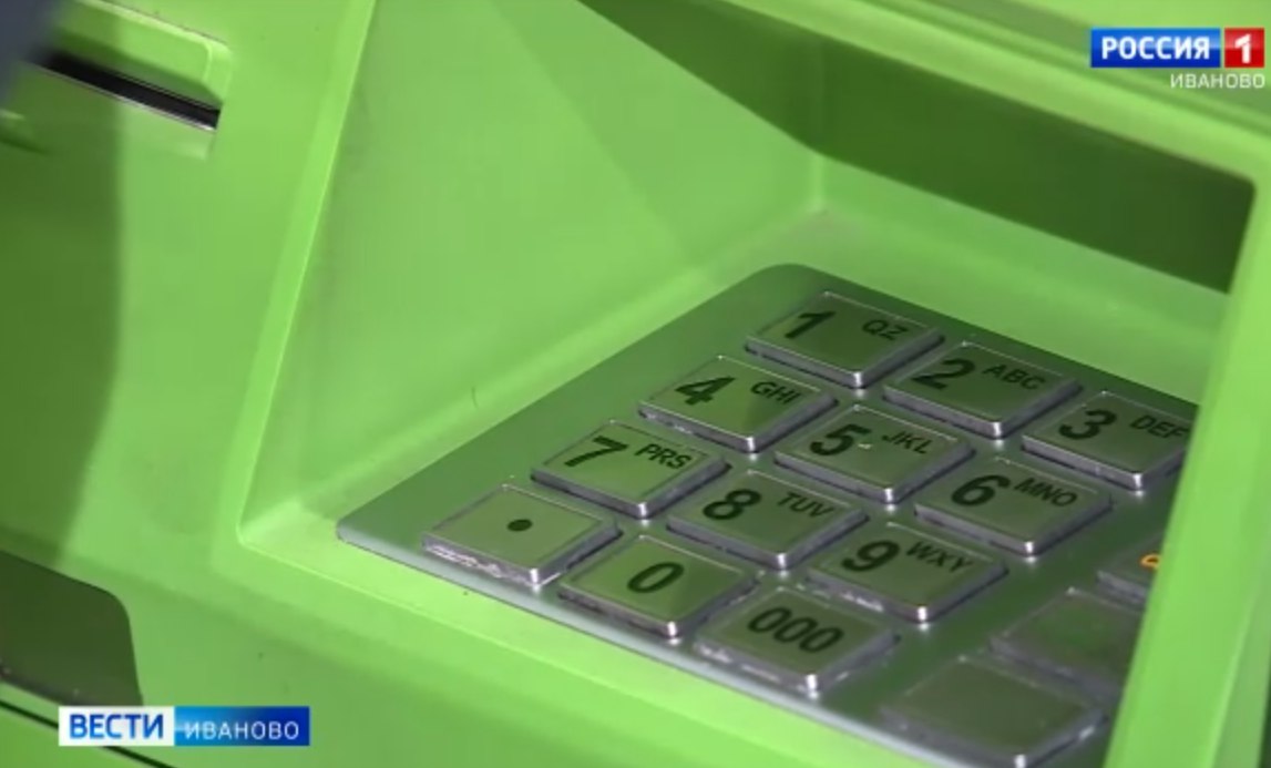 Жительница Ивановской области отдала мошенникам почти 600 тысяч рублей В Кинешме женщина потеряла почти 600 тысяч рублей из за звонка лжесотрудника банка Мужчина представился работником службы безопасности кредитной организации и сказал что ее аккаунт на Госуслугах взломали а деньги в опасности Чтобы защитить сбережения он убедил перевести сбережения на безопасный счёт Женщина за несколько транзакций через банкомат отправила мошенникам 590 тысяч рублей Позже она поняла что стала жертвой обмана и обратилась в полицию Полиция возбудила уголовное дело