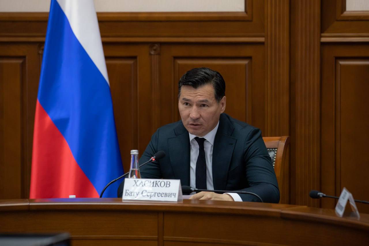 Бату Хасиков провёл заседание межведомственной комиссии по реализации проекта «Формирование комфортной городской среды» С 2020 года республика принимает участие во Всероссийском конкурсе лучших проектов среди малых городов и исторических поселений. За это время в Калмыкии были реализованы три проекта-победителя. В настоящее время ведётся подготовка заявок на благоустройство новых общественных территорий, выбранных жителями региона. В их числе — Колонский пруд в Элисте, а также буддийские парки в Лагани и Городовиковске. Глава республики поручил доработать дизайн-проекты с учётом традиций буддизма. «Дал поручение доработать дизайн-проекты в соответствии с традициями буддизма. Все решения, касающиеся духовной составляющей, должны быть утверждены Шаджин Ламой Калмыкии и представителями общественности», — отметил Бату Хасиков.