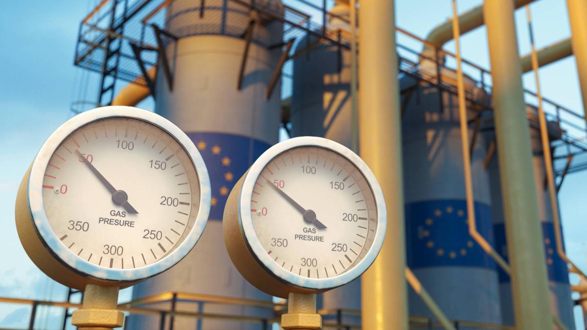 Европа выкачала из хранилищ весь газ накопленный летом С начала отопительного сезона Европа израсходовала более 55 млрд куб м газа из ПХГ превысив объём летней закачки Запасы снижаются быстрее средних значений достигнув 33 02 заполненности на 16 28 ниже среднего за 5 лет Это самый низкий уровень кроме 2022 года Потребление газа растёт из за похолодания несмотря на увеличение доли ветрогенерации Цены на газ остаются высокими Зависимость от дорогого СПГ и нестабильных ВИЭ делает энергосистему ЕС уязвимой к погодным условиям и ценовым шокам снижая конкурентоспособность промышленности Подписаться на Pravda ru