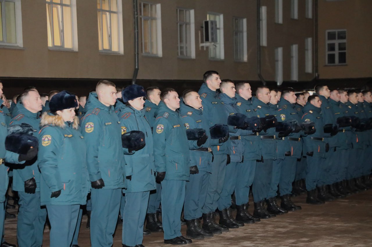 В институте состоялось первое общее построение личного состава в новом году. Построение началось с минуты молчания в память капитана внутренней службы Геннадия Афанасьева, выпускника 2019 года, трагически погибшего при исполнении служебного долга в ходе тушения промышленного предприятия в Энгельсе Саратовской области.   Исполняющий обязанности начальника Уральского института ГПС МЧС России Игорь Анатольевич Постнов обратился к личному составу с напутственными словами. Он подчеркнул важность сохранения лучших традиций учебного заведения, отметил достижения предыдущего года и пожелал всем личного роста, успехов в учебе и службе.   ‍ Курсанты и студенты, вернувшиеся после зимнего каникулярного отпуска, с новыми силами приступили к подготовке к учебному году. Впереди у них насыщенный график учебных и практических занятий, подготовка к соревнованиям и участие в масштабных мероприятиях.     В рамках построения состоялось торжественное вручение ведомственных наград. Были отмечены сотрудники и курсанты, проявившие себя в службе, учебе и общественной деятельности. Мероприятие завершилось прохождением личного состава института торжественным маршем.