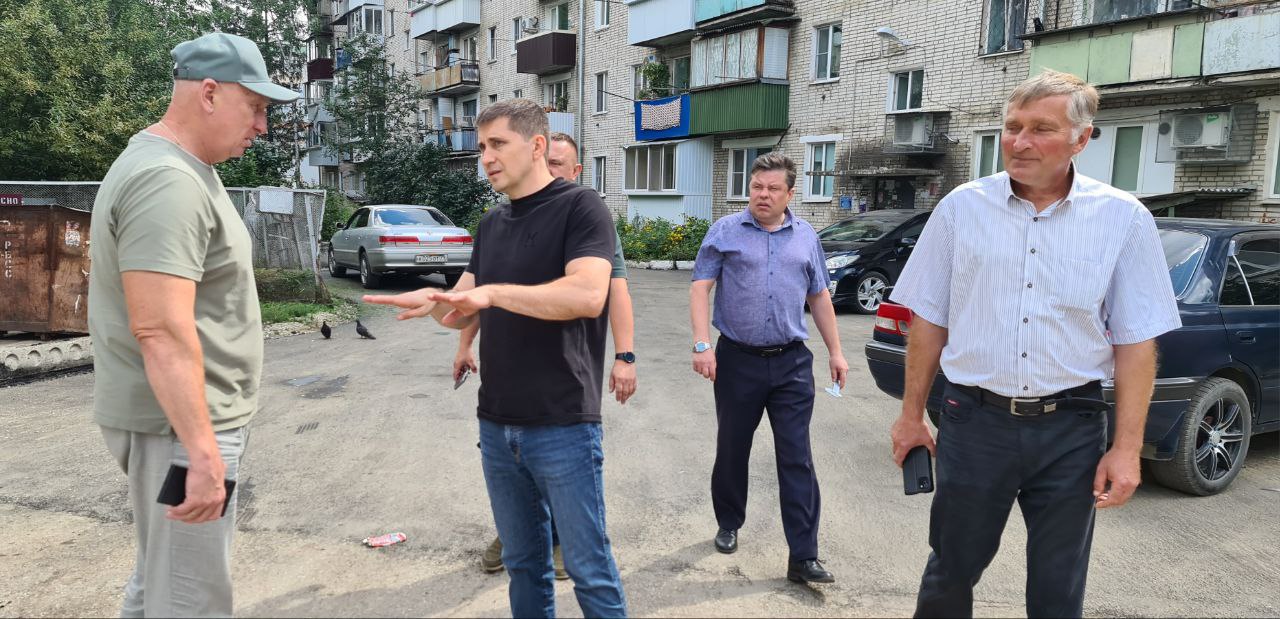 В Биробиджане приводят в порядок тротуары и междворовые проезды В областном центре приводят в порядок междворовые заезды. Финансовые средства городу выделены в рамках Президентской дальневосточной субсидии. В рамках выделенных лимитов на этот год в полном объеме завершены работы в микрорайоне им. Бумагина. Дорожники доделывает работу по улицам Миллера и Чапаева. Мэр Биробиджана Максим Семёнов встретился с подрядчиком и осмотрел уже отремонтированные объекты. Полностью заасфальтировали заезд и дворовую территорию по улицам Чапаева № 5, ул. Дзержинского № 9, 13 и 13А. Привели в порядок тротуар около аптеки. На его состояние постоянно жаловались местные жители. Недавно прошел мимо отремонтированного тротуара возле нашей аптеки — приятно удивлен, - рассказал биробиджанец Виталий Суслов. - Теперь гулять одно удовольствие: поверхность ровная, никаких ям и трещин. Особенно радует, что теперь можно спокойно пройти с детьми или пожилыми родственниками, не боясь споткнуться. Спасибо работникам, сделали качественно и быстро. Город становится удобнее и безопаснее! В этом году акцент сделан на проезды, которые ведут к детским садам и школам. Это поручение врио губернатора автономии Марии Костюк. По ул. Миллера подрядчик еще доделывает работы, приводят в порядок колодцы, - рассказал мэр Биробиджана Максим Семёнов. - Сейчас приводят в порядок заезд к детскому саду № 49. Его отремонтировать просили местные жители, а также депутат городской Думы Иван Кошелев. Специалисты снимают старое покрытие, монтируют бортовой камень. Далее будет уложен асфальт. #дороги #биробиджан #ремонт2025 #мэриябиробиджана