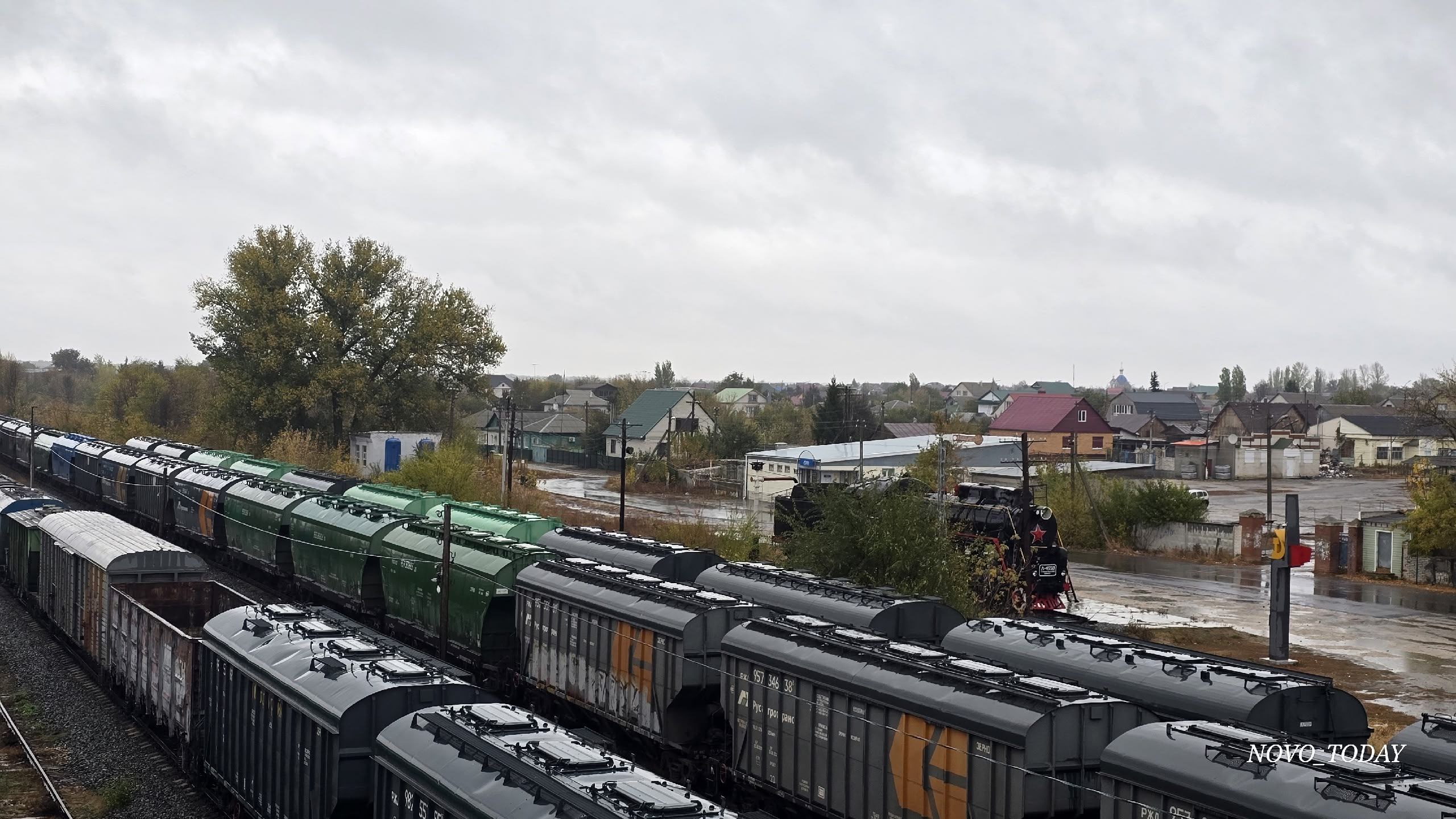 Поезда 1 и 15 сообщением Волгоград Москва Волгоград не будут курсировать в начале и середине ноября Причиной изменения маршрута и графика станут работы на путях уточнили в Приволжской железной дороге В ноябре 2025 года на однопутном перегоне Рогожино Себряково Приволжской железной дороги будут проводиться плановые ремонтно путевые работы которые необходимы для обеспечения безопасности и надежности перевозок В связи с этим будут временно отменены рейсы пассажирских поездов 1 2 сообщением Волгоград Москва и 15 16 сообщением Волгоград Москва Вместо них для перевозки пассажиров в данном направлении будут назначены скорые поезда 121 122 Волгоград Москва и 215 Волгоград Москва