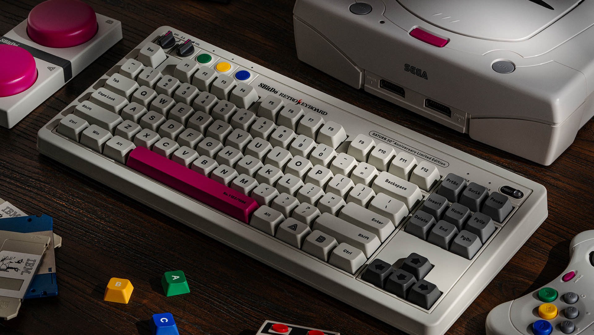 8BitDo выпустила ещё одну версию  Retro Mechanical Keyboard — S Edition  В этот раз дизайн отсылает к приставке Sega Saturn, которой в этом году исполняется 30 лет. В честь этого и сделали S Edition.   Всего в продажу поступит 1994 таких клавиатур. У каждой на пробеле будет свой номер. В комплекте поставки, помимо привычных круглых кнопок, есть коллекционный сертификат, набор цветных колпачков, пуллер и наклейки.   Клавиатура стоит 109,99 долларов  ~11 500 рублей .   Ещё один новый аксессуар — передатчик Retro Receiver за 24,99 долларов  ~2600 рублей . Позволяет подключать беспроводные контроллеры к Sega Saturn.   rozetked.me/news/36336