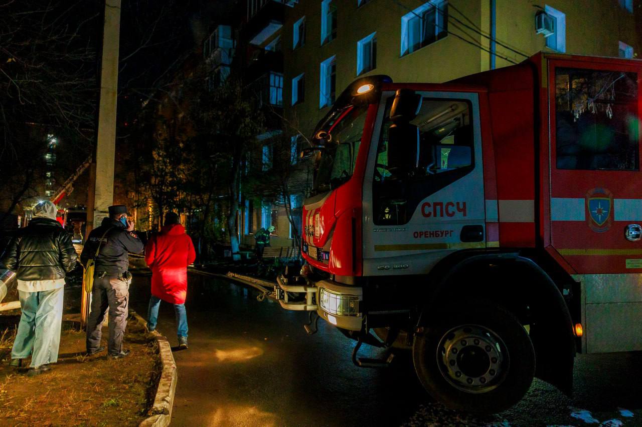 Оренбург Медиа Прокуратура начала проверку пожара на Больничном Как сообщили в надзорном ведомстве на место происшествия выезжал прокурор Центрального района Вадим Поляков В ходе проверки прокуратура установит причины и обстоятельства возгорания а также проконтролирует качество и полноту оказываемой помощи пострадавшим жильцам По итогам проверки будет принято решение о комплексе дальнейших мер реагирования Оренбург Медиа