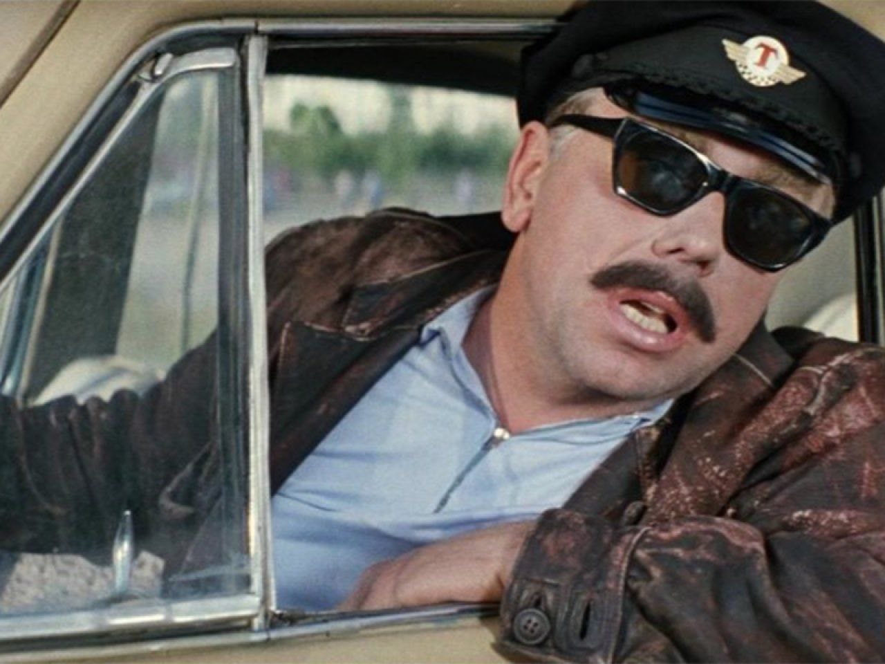 Объединение самозанятых России попросило правительство разделить регулирование профессиональных и самозанятых таксистов и передать контроль за последними агрегаторам Сейчас закон не запрещает самозанятым таксистам брать заказы на улице или находить их в соцсетях и мессенджерах но при наступлении страхового случая они не получат возмещения Передача контроля агрегаторам по мнению объединения повысит безопасность поездок и защитит пассажиров Отдельное регулирование при этом позволит легализовать самозанятых водителей и увеличить налоговые поступления считают там