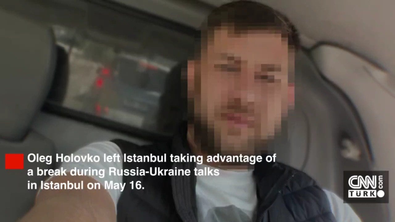Переводчик украинской делегации на переговорах с РФ Олег Головко входил в команду Украины Умерова сбежал из Стамбула ещё до завершения переговоров... Чтобы его невозможно было отследить, мужчина скрылся по земле, не став пользоваться самолётом.