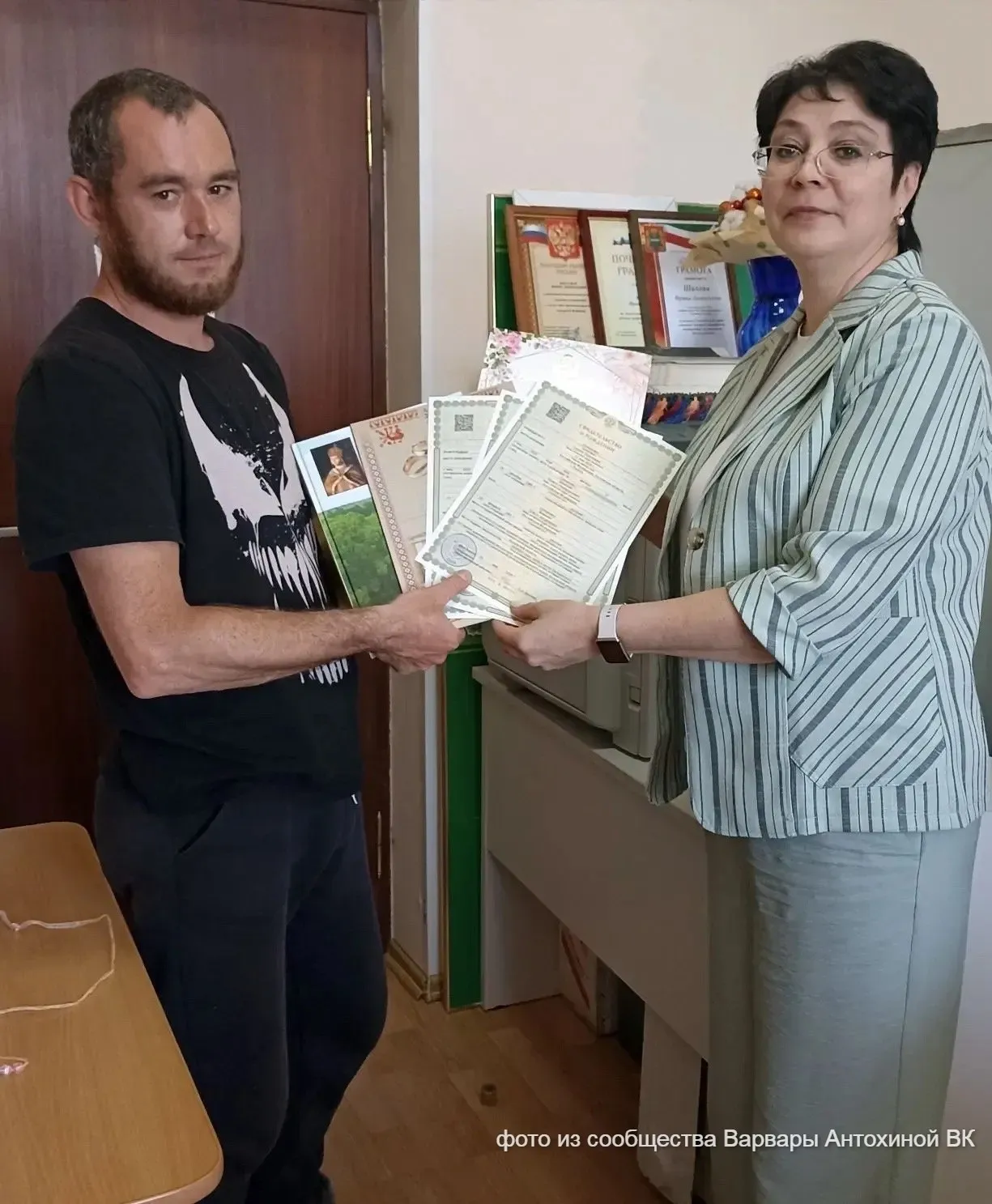 В Калужской области родились первые в 2026 году тройняшки Близнецы Софья Екатерина и Сергей появились на свет в многодетной семье Еременко где уже подрастают четверо детей две дочки и два сына Случилось радостное событие в Мещовском округе Начальник регионального управления ЗАГС Варвара Антохина рассказала что семье вручили свидетельства о рождении детей и семейный альбом Летопись семьи от губернатора Калужской области Поздравляем семью Еременко с пополнением
