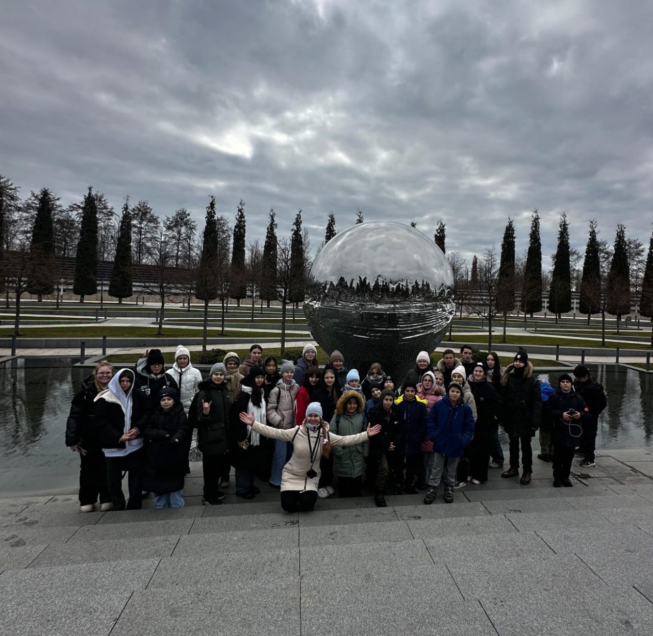 В начале нового года, благодаря поддержке Главы Яшалтинского РМО Пюрви Шараева, состоялась экскурсионная поездка для детей-сирот, детей из малообеспеченных семей, детей участников СВО, а также детей из семей, оказавшихся в трудной жизненной ситуации.  Мероприятие, организованное отделом образования и культуры администрации Яшалтинского РМО, направлено на расширение кругозора юного поколения, обогащение знаний и создание ярких впечатлений.  На этот раз учащиеся Яшалтинского района посетили г.Краснодар. Ребята познакомились с историей города, пройдя по улочкам его старинной части и узнав о выдающихся личностях, оставивших след в истории казачьего края. Дети также прогулялись по парку Галицкого, одному из лучших парков России, а затем, насладившись вкусным обедом, отправились в океанариум.   Поездка подарила детям незабываемые эмоции, новые знания и яркие впечатления!