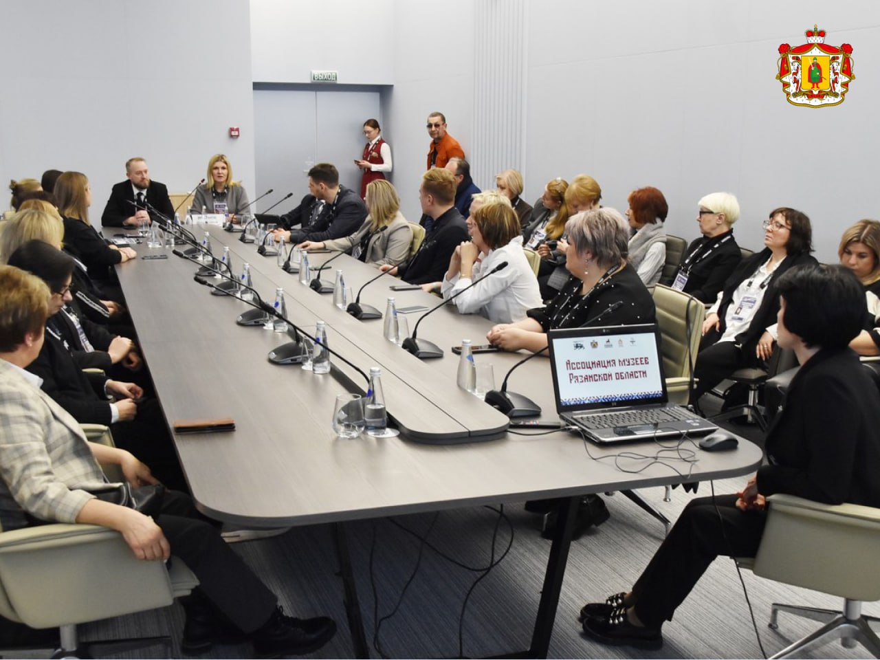В рамках Дней Рязанской области в Наццентре Россия прошло заседание Ассоциации музеев Рязанской области Заместитель Председателя Правительства Наталья Суворова подчеркнула что в регионе идёт серьёзная работа по совершенствованию музейной службы расширению её возможностей В этом году в регионе создана Ассоциация музеев Рязанской области движение есениноведов Особое внимание уделяют работе музеев в системе образования для патриотического воспитания популяризации исторической правды семейных ценностей и культурных традиций Участники обсудили дальнейшее развитие отрасли Речь шла о работе музеев для увеличения туристического потока внедрении современных возможностей о развитии мономузеев учреждений без постоянной экспозиции рязанскаяобласть Подписывайтесь на наш канал в МАХ