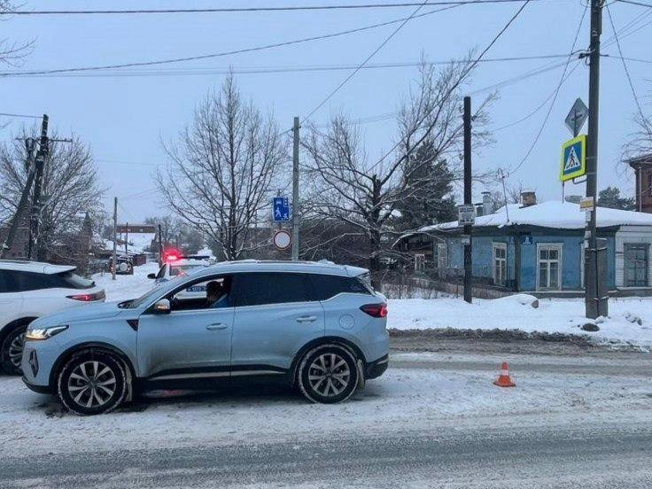 12-летнюю девочку на пешеходном переходе сбил 54-летний водитель Chery Tiggo на улице Салтыкова в Колупаевке  Сейчас школьница в больнице. Известно, что она была в светлой одежде со светоотражающими элементами.