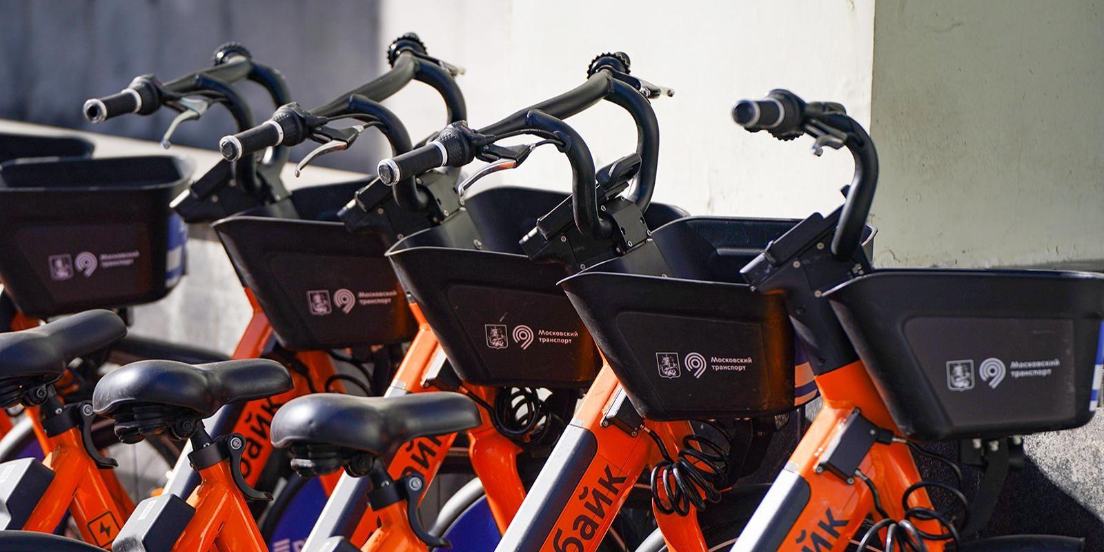 Три тысячи новых электроскутеров появятся в сервисе Велобайк в следующем году Воспользоваться прокатом могут жители столицы с 18 лет Им доступны бесплатные поездки по безлимитному тарифу билета Единый и карте москвича для обучающихся А арендовать велосипед теперь можно не только в приложении Велобайк но и в Метро Москвы