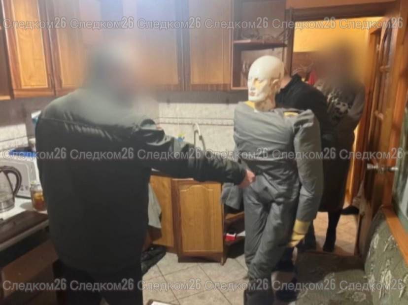 В Невинномысске мужчина обвиняется в покушении на убийство своего знакомого и применении насилия в отношении сотрудника полиции Днем 9 марта текущего года в одной из квартир города Невинномысска двое мужчин распивали спиртные напитки. После застолья между ними произошел конфликт из-за желания потерпевшего уйти домой. Фигурант взял нож и нанес им не менее 4 ударов в область шеи и туловища 34-летнего мужчины. Благодаря своевременно оказанной медицинской помощи он остался жив. После чего ночью 10 марта текущего года при задержании злоумышленник нанес сотруднику полиции не менее одного удара в область лица и не менее двух ударов в область головы, причинив ему легкий вред здоровью. 45-летний мужчина обвиняется в совершении преступлений, предусмотренных ч. 3 ст. 30, ч. 1 ст. 105 УК РФ покушение на убийство и ч. 2 ст. 318 УК РФ применение насилия опасного для жизни и здоровья в отношении представителя власти . В ходе следствия в отношении фигуранта была избрана мера пресечения в виде заключения под стражу.