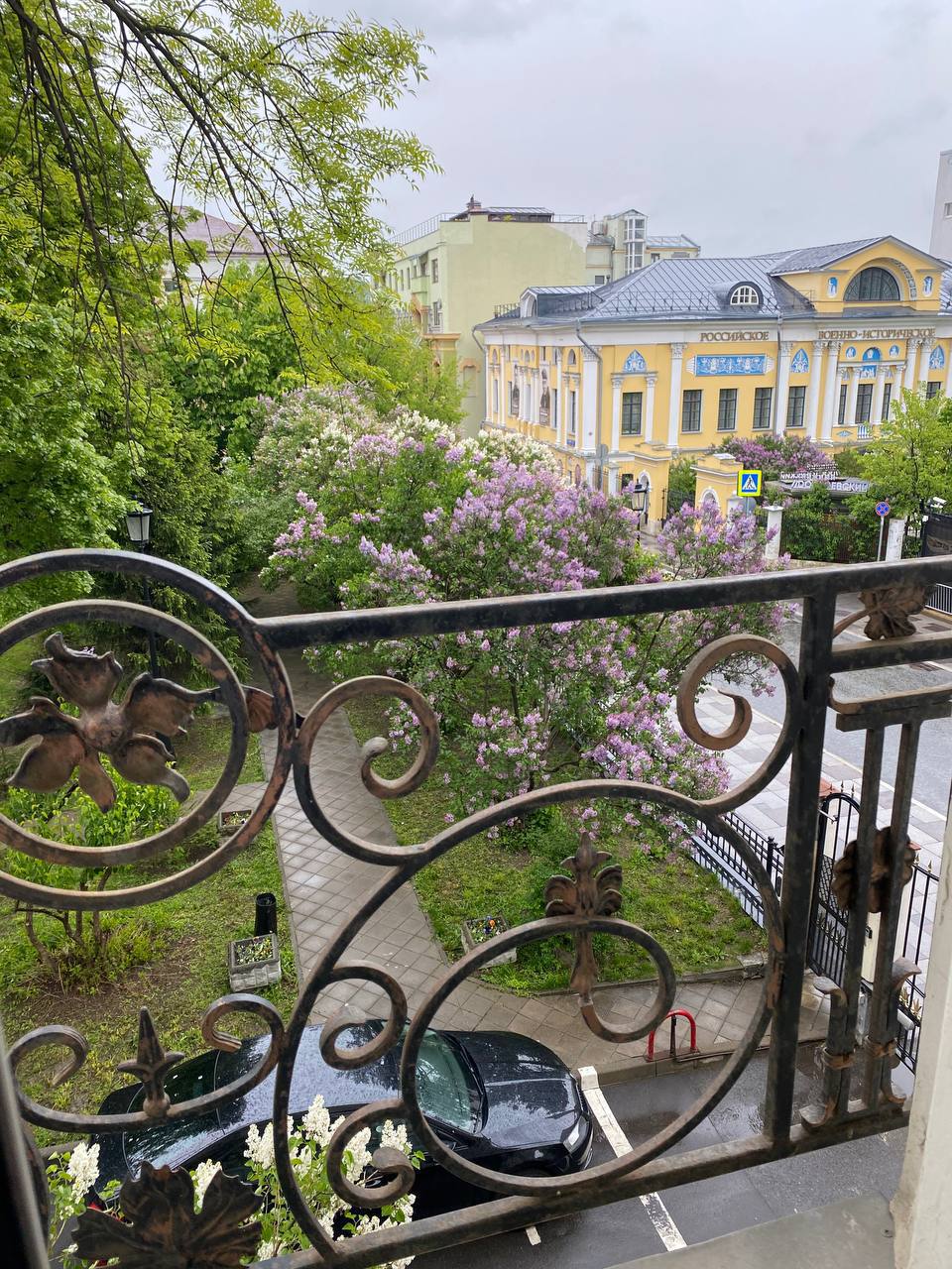 В Москву вернутся дожди уже в пятницу – синоптик. Однако существенного понижения температуры воздуха ожидать не стоит. Синоптик Татьяна Позднякова сообщила «Осторожно, Москва», что уже завтра, 30 мая, в столицу вернутся дожди. Согласно ее прогнозу, осадки будут кратковременными и, вероятно, выпадут ближе к вечеру. «Но дожди не приведут к снижению температуры воздуха: она продержится такой же жаркой до субботы. И дожди будут слабыми – до 3 мм. Поэтому дачники, конечно, будут не в восторге. Они сейчас ожидают более обильных дождей», – добавила Позднякова.