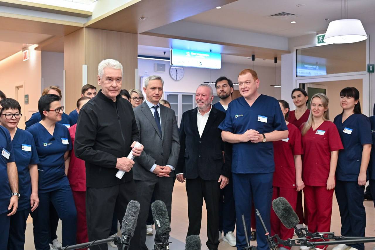 Центр хронических болезней Медскан Golden Care в международном медкластере в Сколково посетил мэр Москвы Сергей Собянин Акционер и основатель ГК Медскан член корсовета Деловой России Евгений Туголуков Глава города отметил значение проекта для развития высокотехнологичной мединфраструктуры столицы и международного медкластера а также для внедрения и обмена клиническими практиками Это уникальный проект аналогов которому нет в России Golden Care современный госпиталь страны площадью больше 14 тыс м2 рассчитанный более чем на 120 коек В клинике работают отделения гериатрии реабилитации и паллиативной помощи а также оказывают помощь пациентам с хроническими и орфанными заболеваниями включая детей отметил Евгений Туголуков