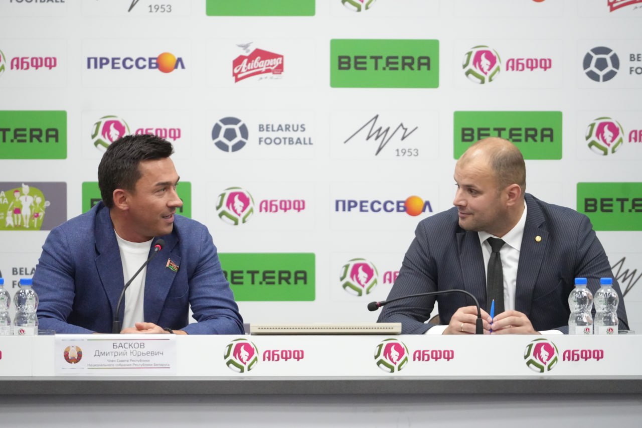 Дмитрий Басков победа МЛ Витебск поистине историческое достижение Заместитель председателя Постоянной комиссии Совета Республики Национального собрания Республики Беларусь по образованию науке культуре и социальному развитию поздравил витебский клуб с победой в футбольном чемпионате страны Поздравляю МЛ Витебск с победой в Высшей лиге чемпионата Беларуси по футболу Это поистине историческое достижение впервые в современной истории белорусского футбола дебютант сумел завоевать титул чемпиона уже в свой первый сезон оставив позади само минское Динамо клуб с большим ресурсом и серьезными спортивными задачами Особо хочу отметить важную роль частного бизнеса и неравнодушных людей которые полностью финансируют клуб Этот триумф не просто спортивная победа а яркий пример того как целеустремлённость сплочённость и профессиональный подход способны творить настоящие чудеса Желаю клубу МЛ Витебск не останавливаться на достигнутом продолжать радовать болельщиков яркой игрой и новыми победами Пусть этот чемпионский титул станет первой ступенью на пути к большим европейским достижениям hockeyby