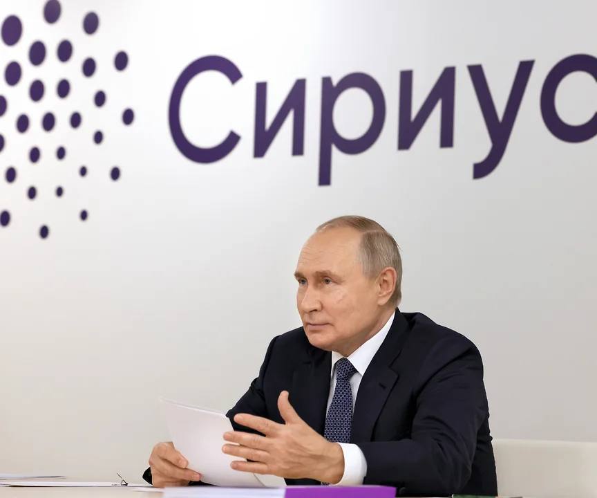 Российские исследователи представили Путину технологию осязашка в Сириусе Изобретение позволяет чувствовать виртуальные объекты при прикосновении к дисплею Председатель ученого совета университета Роман Иванов рассказал президенту о проекте который реализует гражданин Эстонии ранее работавший в Германии Этот исследователь приехал в Сириус благодаря грантовой поддержке Господин Иванов объяснил что этот русскоязычный гражданин Эстонии разрабатывает интересный подход который они называют осязашка Это технология позволяющая человеку ощущать виртуальное изображение Исследователь создает алгоритмы и устройства которые передают тактильные ощущения от изображения на экране на рецепторы пресс служба президента РФ Подписывайтесь на Ъ Сочи