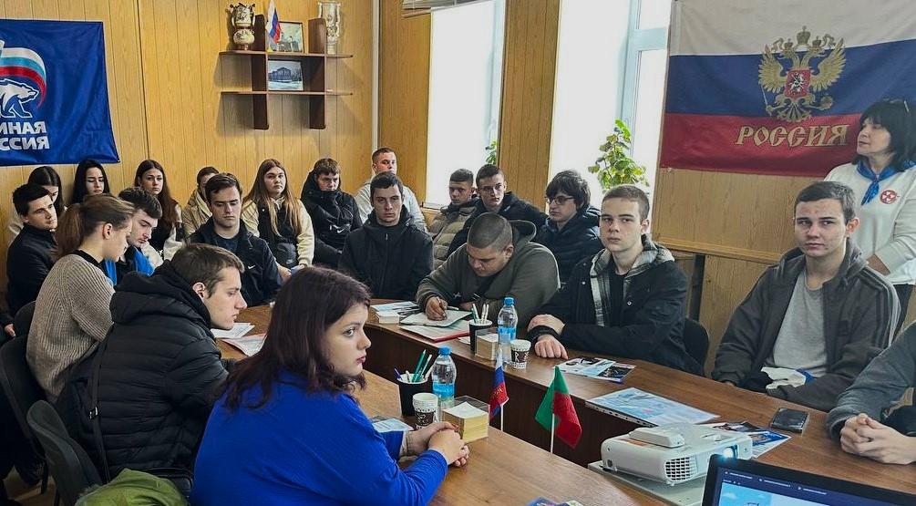 Старшеклассников Приморска познакомили с разнообразием профессий В Кадровом центре г Приморск в рамках Дня открытых дверей провели круглый стол для учащихся 10 11 классов СОШ 3 Шаг в будущее организация занятости несовершеннолетних в свободное от учёбы время В ходе мероприятия кадровые консультанты ознакомили школьников с востребованными в регионе профессиями расширили представления подростков о рынке труда дали рекомендации по выбору профессии а также о полезных интернет ресурсах которые в этом помогут Ребята узнали о портале Работа России и о возможностях которые он предоставляет Школьникам оказали помощь в самоопределении и выявлении профессиональных склонностей рассказали о важности и принципах сопоставления характеристик потенциальной специальности с собственными академическими способностями и реальными условиями работы Кроме того юным слушателям напомнили о преимуществах целевого обучения по образовательным программам среднего профессионального и высшего образования и требованиях к подаче заявки Подростки узнали что целевое обучение это хороший способ получить поддержку работодателя во время обучения и последующее гарантированное трудоустройство Особое внимание специалисты Кадрового центра уделили проблеме теневой занятости и проинформировали о легализации трудовых отношений несовершеннолетних при их временном трудоустройстве в свободное от учебы время Также предоставили практические рекомендации по распознаванию подозрительных предложений о работе и правильному оформлению трудовых отношений Подписывайтесь на   Max Вести Приморск ВК Одноклассники   Rutube Объявления Приморский Чат Ответы и вопросы присылайте в наш чат бот Обратная связь