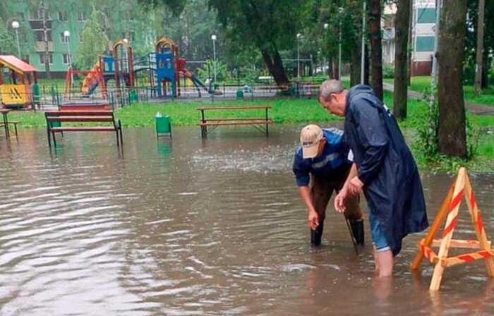 В Солнечногорском районе ЧП - прорыв дамбы на карьере в Хметьево. Как выяснил ВЧК-ОГПУ, вода пошла в реку Мазиха, впадающую в Сенеж. Уровень в реке поднялся на 2 метра. Затоплены десятки домов и участков в СНТ, расположенных вдоль реки . У губернатора Андрея Воробьева в катастрофу превращается абсолютно все. Холода зимой, дожди летом, снегопад весной. Подмосковье уже который год живет в постоянном режиме ЧС. Источник: КГБ-НКВД