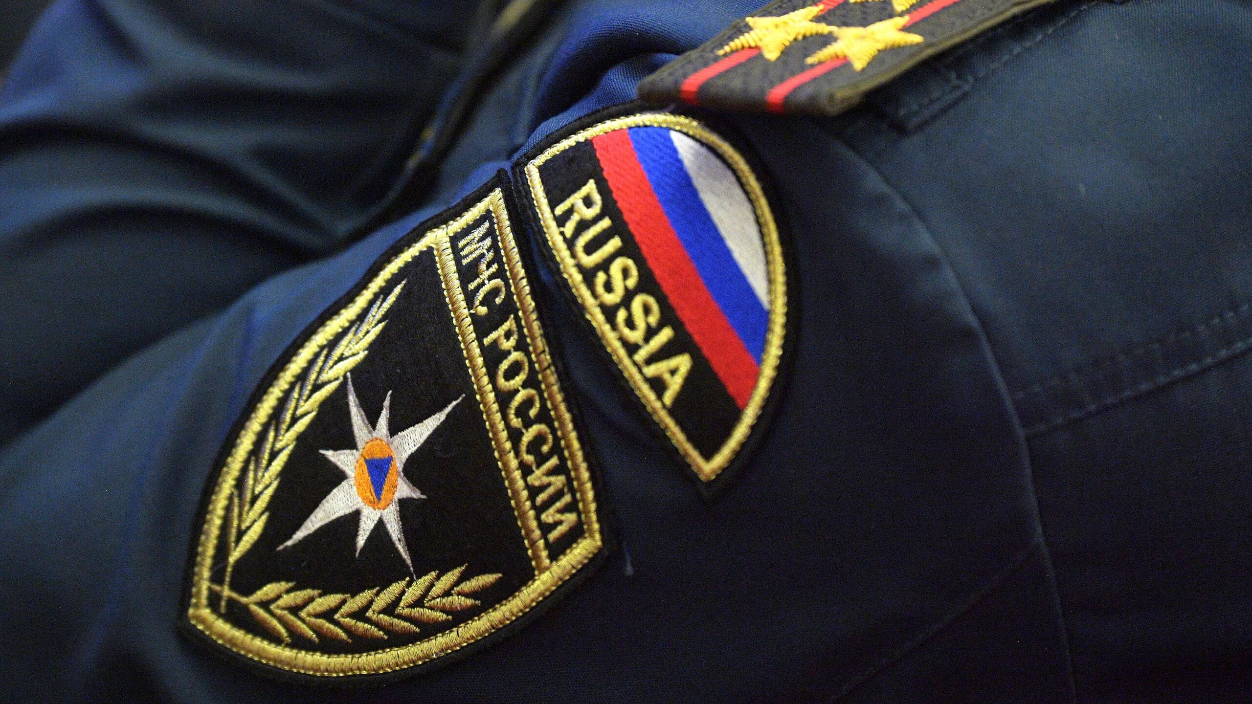 Паром с людьми застрял во льдах на реке Вилюй в Якутии никто не пострадал начата проверка сообщает пресс служба Восточно Сибирской транспортной прокуратуры По предварительным данным на паромной переправе рейс по маршруту село Хоро село Верхневилюйск совершен пассажиры доставлены в пункт назначения пострадавших нет рассказали в пресс службе По итогам проверки Якутская транспортная прокуратура оценит действия перевозчиков по соблюдению требований законодательства о безопасности судоходства отмечается в сообщении