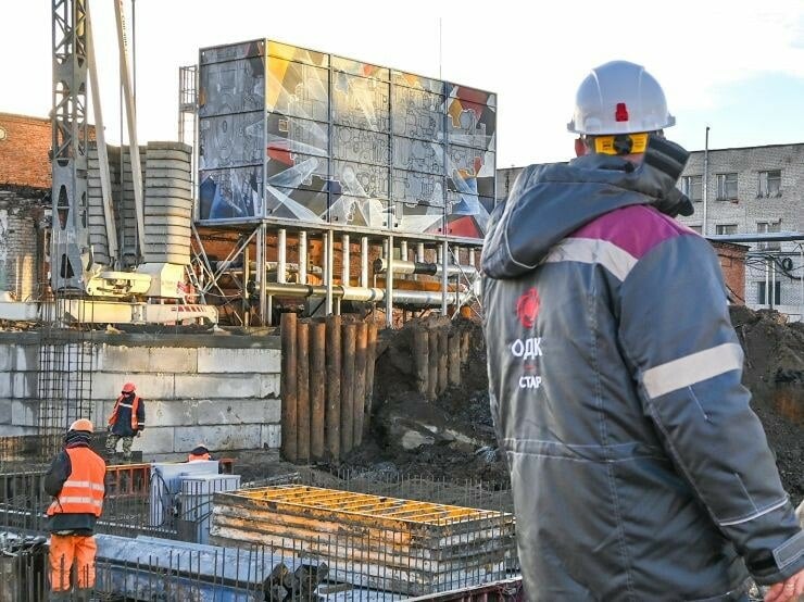 На пермском предприятии ОДК-СТАР начато строительство новых производственных мощностей  Объединенная двигателестроительная корпорация  входит в Госкорпорацию Ростех  начала строительство новых производственных мощностей на пермском предприятии ОДК-СТАР, где планируется создавать и испытывать агрегаты для авиационных двигателей ПС-90А, ПД-8 и ПД-14. Производственные корпуса общей площадью более 21,3 тысячи кв. метров будут введены в эксплуатацию до середины 2026 года.  В Перми уже началось строительство современного двухэтажного здания площадью 17 000 кв. метров, где будет осуществляться полный цикл изготовления электронных агрегатов и проведение предъявительских и приемо-сдаточных испытаний. Новый корпус рассчитан на 500 сотрудников. Для создания электронных а...  Читать далее:        - подпишись  Кстати, а вы хотите чтобы на этом канале появились новости о вашей компании? Это бесплатно! Подробнее здесь: