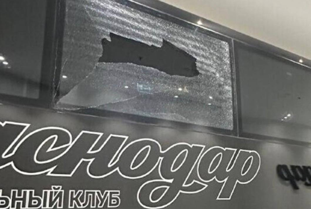 В Краснодаре неизвестные разбили стекло автобуса Спартака Стекло автобуса на котором футболисты Спартака добирались на выездную встречу с Краснодаром разбили неизвестные Как сообщили в пресс службе красно белых никто из игроков не пострадал Мы уведомили делегата о произошедшем отметили в московском клубе Матч Краснодара со Спартаком в рамках 14 го тура Премьер лиги начнется сегодня в 19 30 Южане идут на третьем месте в таблице набрав 29 очков столько же в активе у Зенита а у ЦСКА 30 баллов Красно белые расположились на шестой позиции с 22 очками Фото соцсети rgkuban