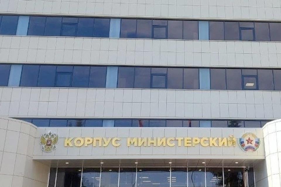 Министерство имущественных и земельных отношений ЛНР переехало в «огурец» Министерство имущественных и земельных отношений ЛНР информирует об изменении местоположения. Теперь ведомство располагается в корпусе «Министерский», расположенном неподалеку от Центрального рынка и «Детского мира». Кроме того, установлен новый почтовый и юридический адрес: 291011, Луганская Народная Республика, г. Луганск, ул. Магнитогорская, д. 2. Личные приемы министра Алёны Антоновой и ее заместителя Александра Дубовского проводятся в кабинете №717. Приемная первого замминистра Нины Захаровой находится в кабинете 617.