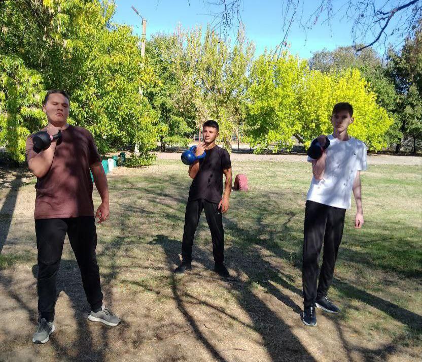 В селе Тавричанка прошли соревнования по гиревому спорту приуроченные к Всероссийскому дню гимнастики Для воспитанников клуба Атлант Каховской ДЮСШ Лідер были организованы соревнования по поднятию гири и гантелей произвольным способом Участники соревновались в различных весовых и возрастных группах выполняя упражнения в формате спринта и за одну минуту Соревнования проходили без определения мест в дружеском соперничестве и совместном тренировочном процессе Тренер участников заслуженный мастер спорта тренер преподаватель Валерий Черепанов отметил что гиревой спорт не только развивает физическую силу и выносливость но и способствует формированию дисциплины и настойчивости Эти качества важны не только в спорте но и в жизни Дети с удовольствием посещают занятия получая не только физическую нагрузку но и массу положительных эмоций Занятия гиревым спортом помогают детям укреплять здоровье развивать координацию и учиться работать в команде