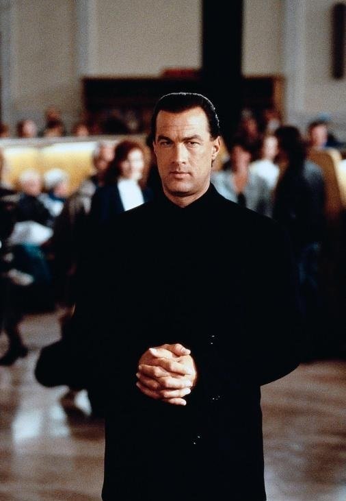 Стивен Сигал сыграет в фильме который снимут на Алтае В 2026 году планируется запустить в производство три совместных российско американских фильма Одной из съёмочных площадок станет Алтай сообщает ТАСС со ссылкой на продюсера лауреата премии Оскар Стивена Мао Не могу говорить много но это остросюжетные драмы действие которых разворачивается в России и других странах рассказал продюсер По его словам для одного из проектов пять сцен будут сняты в разных регионах России в том числе и на Алтае Мы с нетерпением ждем возможности запустить этот проект в производство Во всех картинах будут задействованы американские и российские съемочные группы мы действительно стремимся сблизить наши киноиндустрии отметил Стивен Мао Он добавил что фильмы будут показаны в России США и других странах Главную роль в одной из картин исполнит Стивен Сигал Фото kino teatr