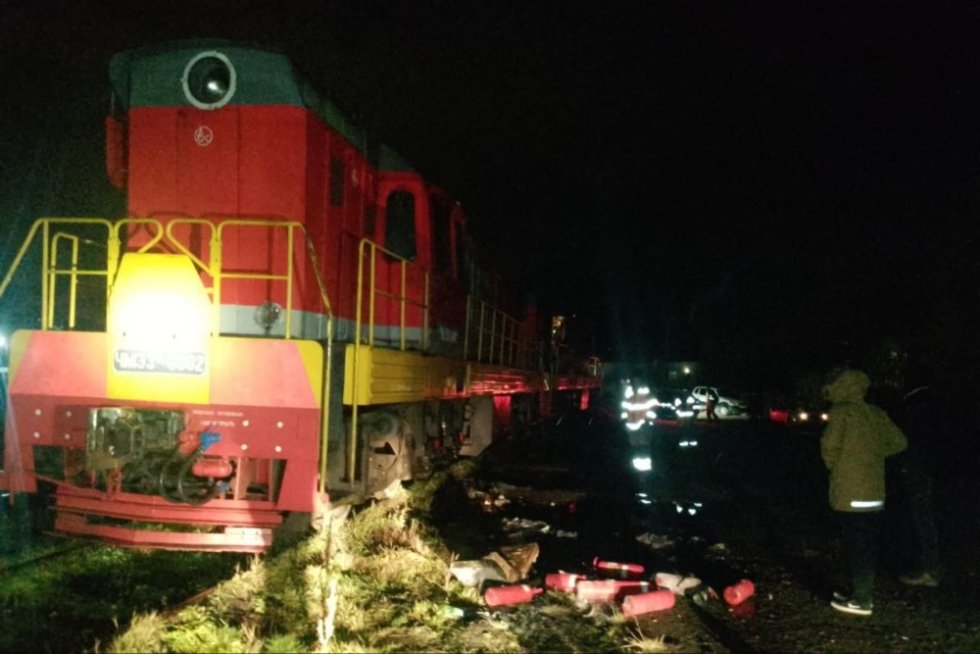 В Петербурге злоумышленник пытался сжечь тепловоз на железной дороге У железнодорожной станции Ораниенбаум 1 Петродворцового района Санкт Петербурга накануне вечером задержан 22 летний житель Ленинградской области который пытался поджечь маневровый тепловоз Как сообщили в Управлении на транспорте МВД РФ по СЗФО на преступление юноша пошел по указанию неизвестного куратора поступившему через мессенджер Известно что задержанный бросил легковоспламеняющуюся жидкость в кабине тепловоза но был задержан сотрудниками транспортной полиции совместно с коллегами из УФСБ России rgsevzap