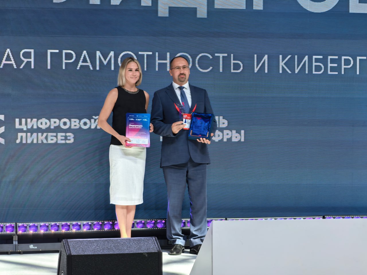 В рамках форума «Цифровая эволюция» состоялось награждение по итогам образовательного проекта в сфере информтехнологий «Урок цифры» и «Цифровой ликбез» в 2024–2025 учебном году.     Самарская область вошла в топ лучших регионов России по количеству школьников, вовлеченных в «Уроки цифры».    Регион получил награду в номинации «За высокий уровень профессионализма и активное участие в реализации всероссийских проектов «Урок цифры», «Цифровой ликбез», «День цифры».   «Для меня и каждого из моих коллег высокая честь, что престижный федеральный форум высоко оценил вклад Самарской области в дело развития благотворной среды для создания цифровых технологий, профориентации и цифрового развития школьников. Безусловно, в первую очередь, — это заслуга главы региона Вячеслава Федорищева, руководителя минцифры Самарской области Виктора Злобича и министра образования Виктора Акопьяна», - отметил заместитель министра цифрового развития и связи Самарской области Павел Гокин, возглавляющий делегацию от Самарской области.