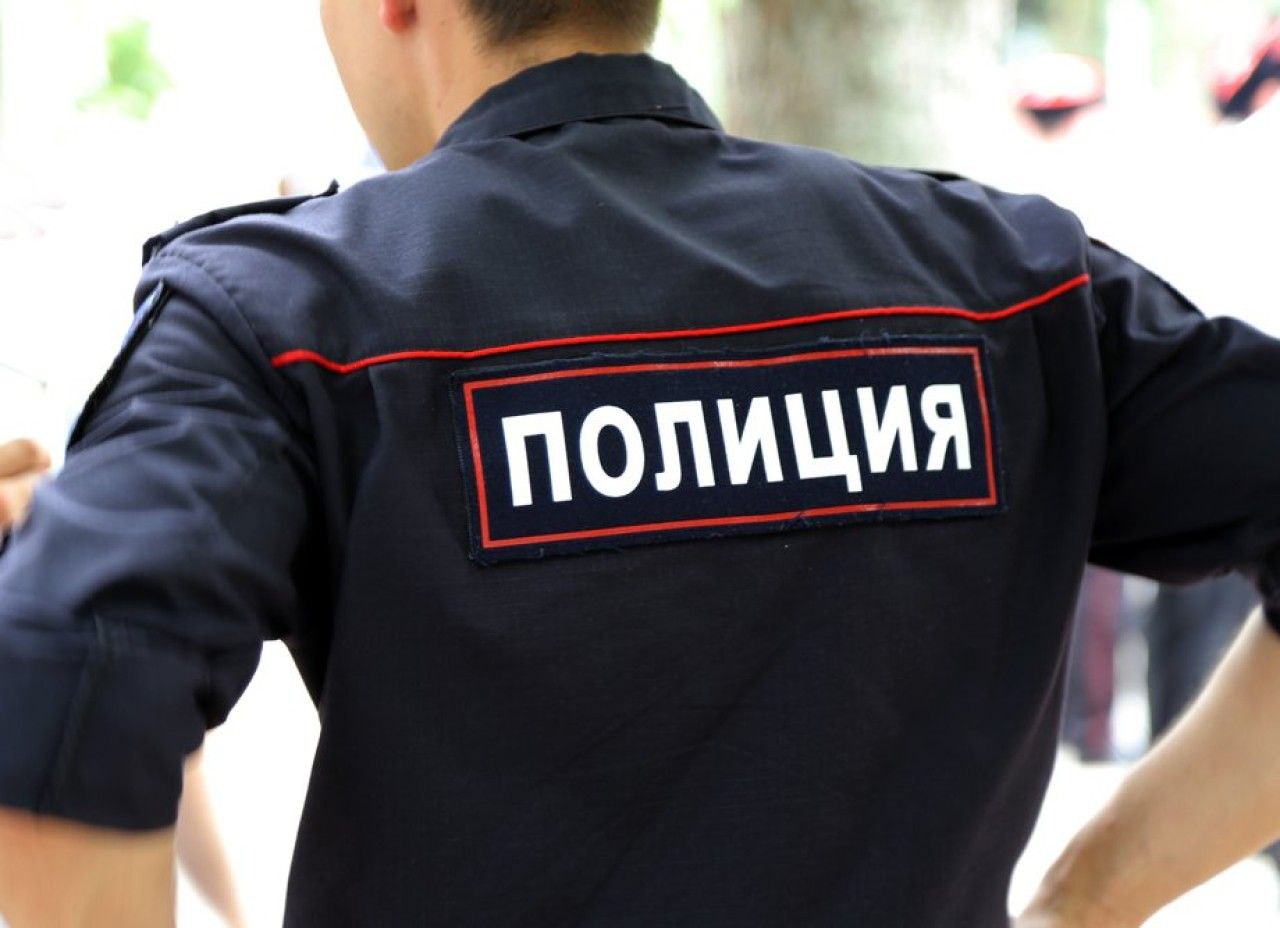 Во Владивостоке произошла стрельба после конфликта между подростками и мужчиной В Первореченском районе города вечером 19 мая разгорелся конфликт между группой подростков и 30-летним мужчиной. По данным полиции, словесная перепалка переросла в драку, в ходе которой один из несовершеннолетних применил перцовый баллончик, а мужчина ответил выстрелом из травматического пистолета. В результате инцидента пострадали оба участника: — 30-летний житель Владивостока получил химический ожог глаз; — 17-летний подросток госпитализирован с травмами. Установлено, что несовершеннолетний ранее состоял на профилактическом учете в подразделении по делам несовершеннолетних ОП №3. Все участники конфликта опрошены, проверочные мероприятия продолжаются.