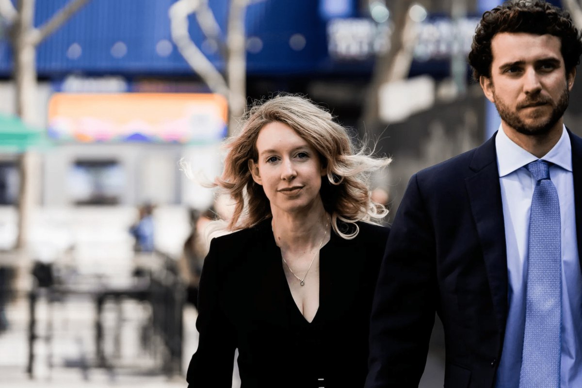 Партнёр и отец детей основательницы Theranos Элизабет Холмс запускает аналогичный стартап и планирует привлечь более $50 млн. Прототип устройства компании Билли Эванса напоминает аппарат Theranos и также предназначен для диагностики по капле крови. При этом в презентации для инвесторов связь Эванса с Холмс не упоминается, пишет The New York Times. vc.ru/future/1977310