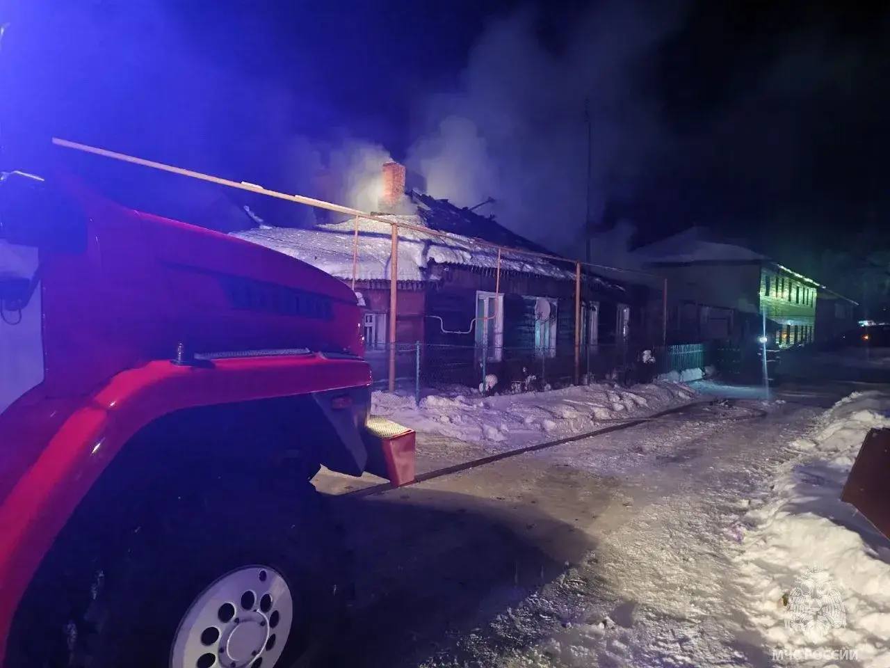 Ночной пожар в Кропачёво погибла 7 летняя девочка В посёлке Кропачёво Ашинского округа ночью произошёл пожар в многоквартирном доме барачного типа на улице Свердлова К моменту прибытия пожарных горели кровля и квартира огонь распространялся открытым пламенем Жертвой пожара стала 7 летняя девочка Самостоятельно эвакуировались девять человек в том числе из горящей квартиры пятеро из них трое детей девочки 13 3 и 2 лет Они не пострадали С родственниками погибшего ребёнка работает психолог МЧС