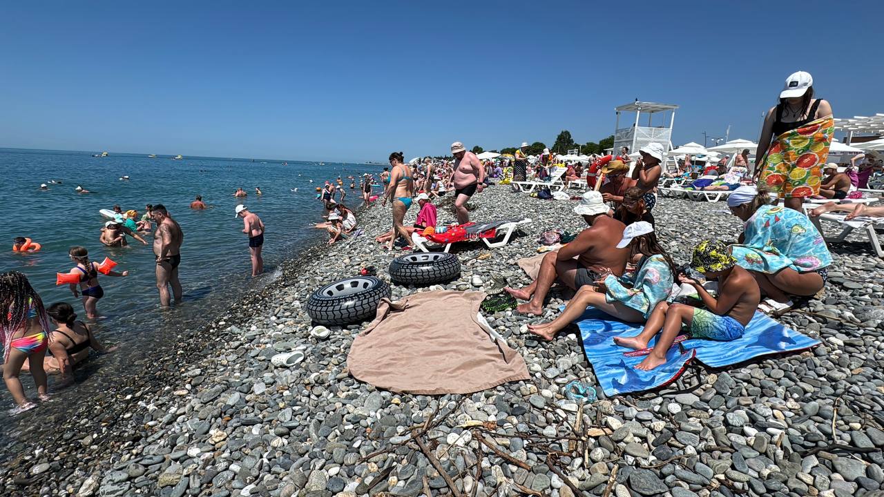 Экстренное предупреждение по сильной жаре сделали в Сочи Днем на курорте ожидается до +37 градусов, по данным Гидрометцентра. В условиях влажности эта температура будет ощущаться мучительнее.