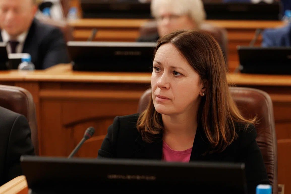 Наталья Лощинина Сегодня депутаты приняли ряд областных социально значимых законов В первую очередь это бюджет Челябинской области на ближайшие три года который остается социально направленным Председатель комитета Законодательного Собрания по социальной политике Наталья Лощинина о законах социальной направленности принятых на шестом заседании Законодательного Собрания Сегодня депутаты приняли ряд областных социально значимых законов В первую очередь это бюджет Челябинской области на ближайшие три года который остается социально направленным доля социальных расходов составляет более 70 процентов Также депутаты поддержали внесённый губернатором проект закона о дополнительных мерах социальной поддержки для работников аккредитованных ИТ компаний работающих в Челябинской области Они будут получать ежеквартальную компенсацию в размере одного процентного пункта ставки по ипотечному кредиту на приобретение или строительство жилья Предоставить документы для получения выплаты необходимо до конца текущего года На эти цели в бюджете области предусмотрено на следующий год около двадцати трёх миллионов рублей Предполагается что выплату получат около трёхсот работников Еще один важный закон социальной направленности принятый сегодня упрощает получение льгот на проезд для федеральных льготников Теперь не нужно будет предоставлять документы подтверждающие льготный статус если необходимые данные могут быть получены в результате межведомственного информационного взаимодействия Это значительно облегчит процесс получения льгот и снизит бюрократическую нагрузку на граждан прокомментировала Наталья Лощинина Подписывайтесь на Парламентскую неделю