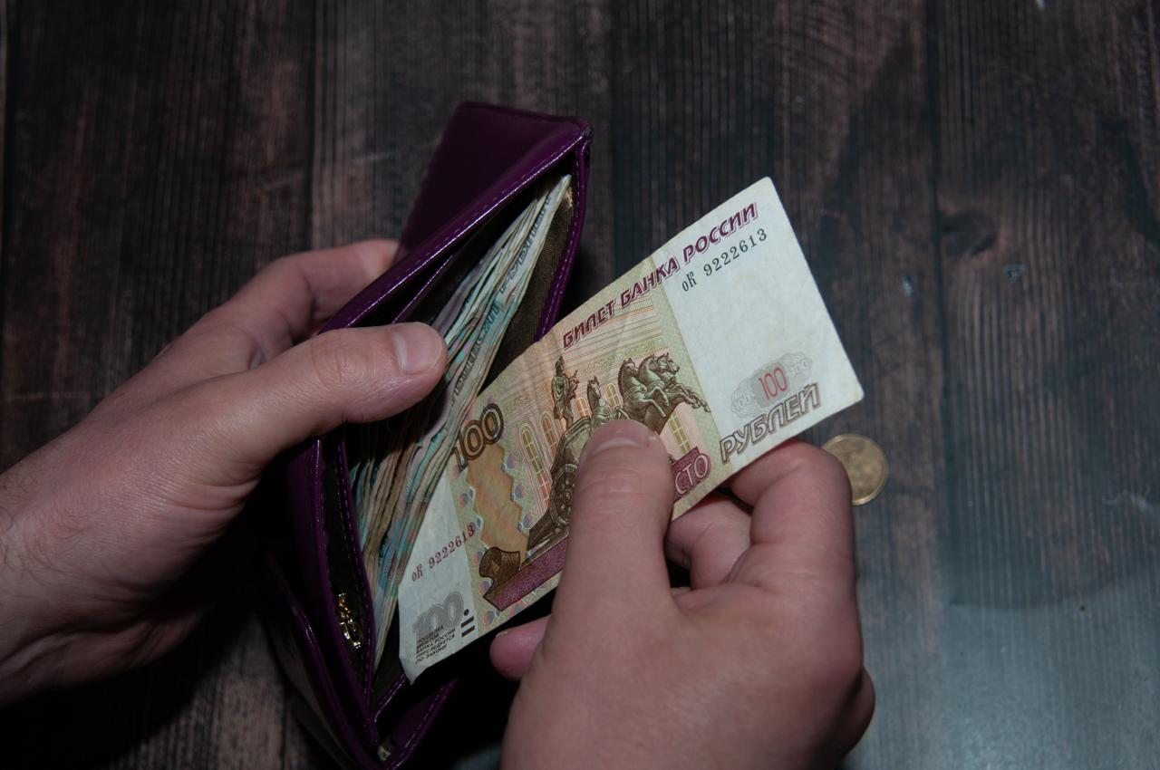 Депутат предложил пересчитывать зарплату каждый квартал Согласно инициативе Сергея Миронова пересчет оплаты труда должен проводиться ежеквартально в соответствии с уровнем официальной инфляции за предыдущий период Он привел данные о доходах россиян 15 2 работников получают менее 40 тысяч рублей в месяц а еще 20 трудящихся имеют заработок в диапазоне от 40 до 60 тысяч рублей Предложение об обязательной индексации зарплат уже направлено премьер министру Михаилу Мишустину сообщает РИА Новости Поддерживаете Global Look Press Svetlana Vozmilova зарплата индексация Подписаться на ОТРАЖЕНИЕ
