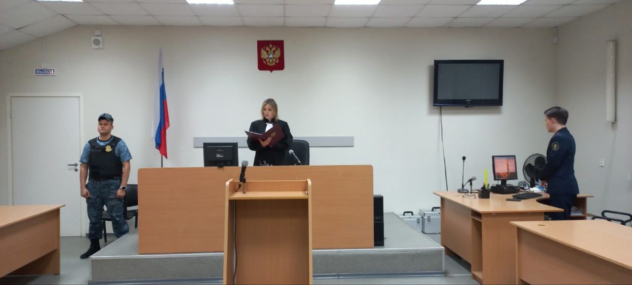#Петрозаводск #власть Суд вчера вынес приговор экс-депутату Заксобрания Карелии, бизнесмену Виталию Красулину. Петрозаводский городской суд приговорил Виталия Красулина к четырем годам колонии строгого режима и 9 миллионам штрафа это в 15 раз больше суммы взятки . Под стражу его взяли в зале суда. По решению суда, у Виталия Красулина всего 60 дней на уплату миллионного штрафа. Машины, помещения, земельный участок бизнесмена остаются под арестом до уплаты штрафа. Красулин на прощание обнял жену, после чего его увел конвой.