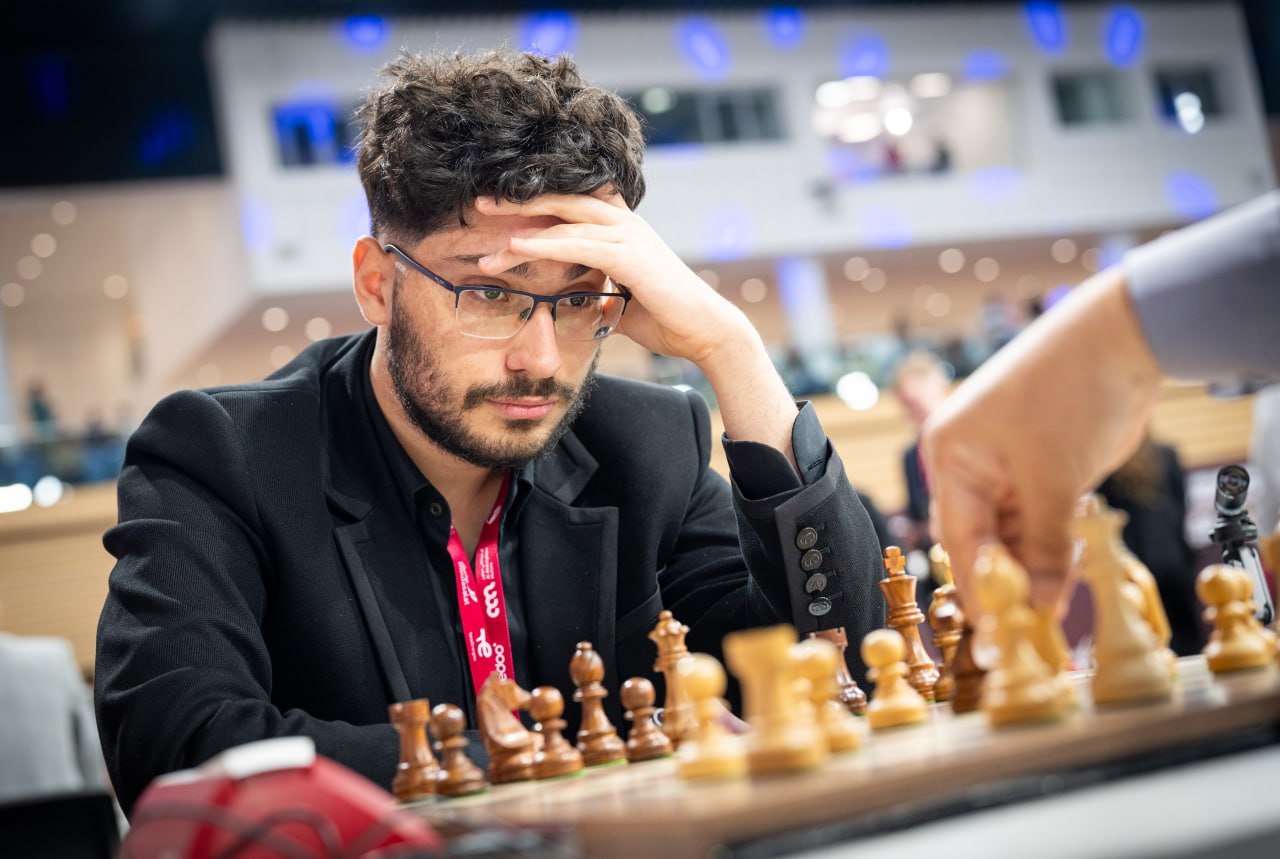 А вот и первые сенсации В Дохе завершился первый тур чемпионата мира по рапиду Многие фавориты стартовали с побед но есть и неожиданные результаты к примеру Алиреза Фируджа не смог обыграть 59 летнего бангладешского гроссмейстера Нияза Муршеда Отдельно отметим 12 летнего мастера FIDE Сергея Склокина который в стартовой партии уверенно победил гроссмейстера Макса Вармердама всего за 31 ход Впереди ещё много интересного Ph FIDE новости chessgames