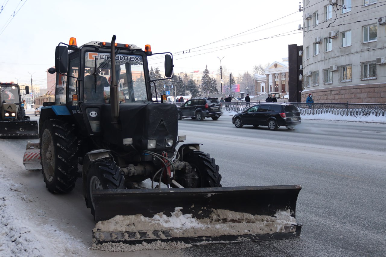 В Челябинске усилят уборку дорог от снега после коллапса прошлой зимой  К очистке улиц будут привлекать больше рабочих и техники, чем в прошлом сезоне. Об этом корреспонденту ЕАН сообщили в пресс-службе городской администрации.  При мощных осадках подрядные организации будут нанимать субподрядчиков, чтобы увеличить количество техники и рабочих. Город закупил 15 новых автогрейдеров, шнекороторов, бульдозеров и фронтальных погрузчиков. Также комитет дорожного хозяйства скорректировал маршруты движения техники.