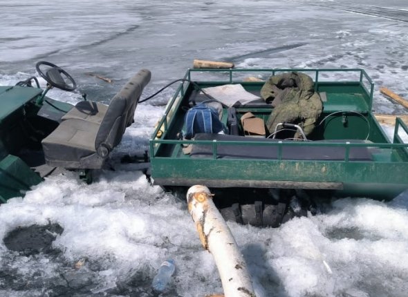 Вездеход с рыбаками провалился под лед на Усть-Илимском водохранилище Мужчины успели вскочить на лед Читать подробнее на сайте...