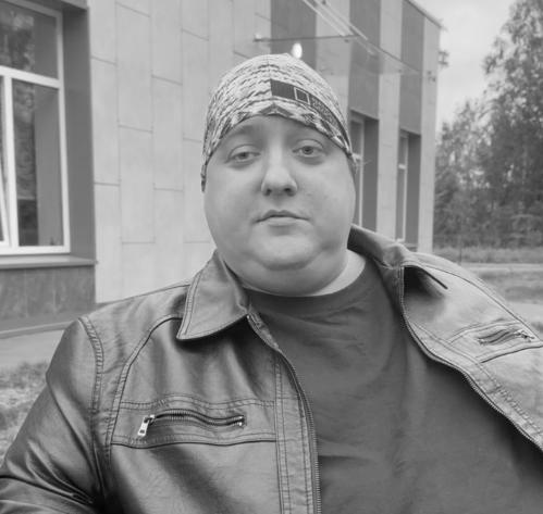 Умер актёр из Йошкар Олы Роман Попов известный по роли Мухича в сериале Полицейский с Рублёвки Ему было 40 лет Причина рецидив рака мозга пишет Mash Известно что в августе 2025 года Попов в своем официальном телеграм канале опубликовал видеообращение в котором объявил о сборе средств на лечение рецидива рака Однако в сентябре он сообщил что сбор завершен а также поблагодарил всех кто принял в нем участие В начали осени актер рассказал что ничего не видит правым глазом и значительно хуже видел левым глазом Как пишет Mash перед смертью Роман Попов был в крайне тяжелом состоянии на аппарате жизнеобеспечения Его организм не реагировал на лечение