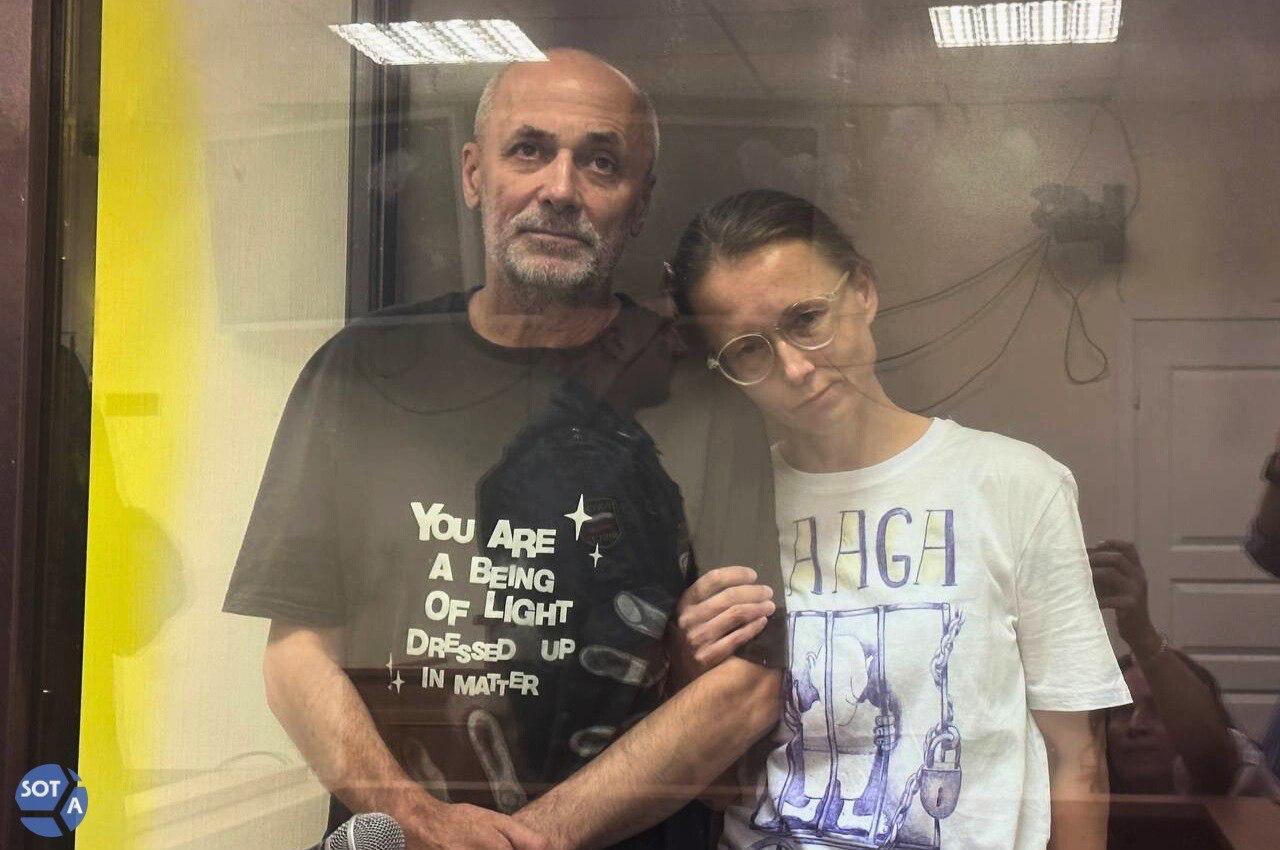 Политзаключенный Александр Доценко перенес обширный инфаркт в колонии Об этом сообщили его адвокат Сергей Подольский и группа поддержки Приступ произошел 12 февраля мужчину экстренно госпитализировали Его состояние врачи оценивают как критическое Сегодня у него была дочь Он в хороших условиях в больнице есть все лекарства и хорошие врачи Сейчас мы можем только ждать и надеяться что он сможет справиться отметили в группе поддержки В июле 2024 года суд приговорил супругов Анастасию Дюдяеву и Александра Доценко к 3 5 и 3 годам колонии поселения Их обвинили в призывах к террористической деятельности за то что они оставляли записки с антивоенными надписями в магазине Лента Доценко и Дюдяева отрицают авторство листовок Фото архив SOTAvision