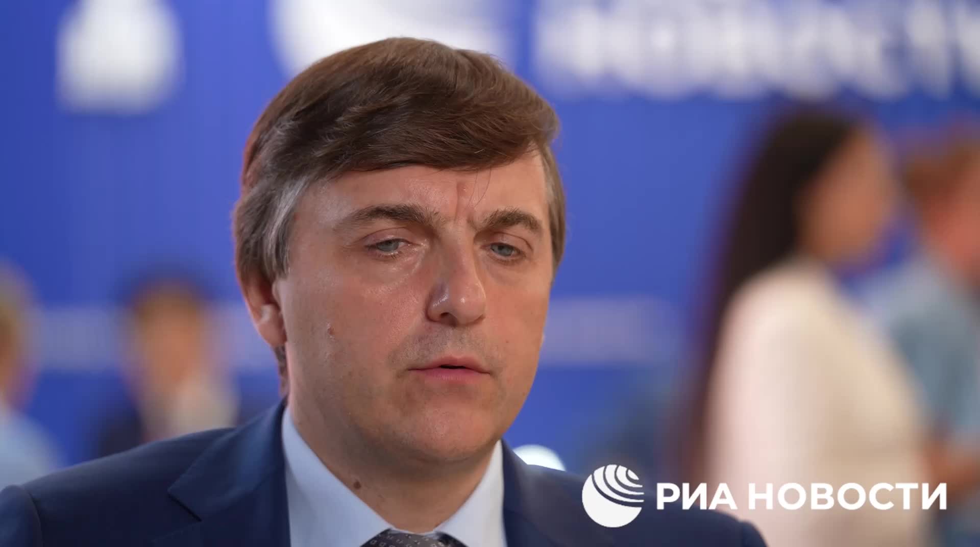 Минпросвещения запускает пилотный проект по новой системе оплаты труда учителей в трех регионах России