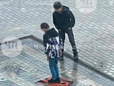 СК лишит гражданства семьи детей, топтавших георгиевский флаг в Обнинске Следственный комитет России занимается процедурой лишения гражданства семей, чьи дети причастны к осквернению символа воинской славы России. Напомним, инцидент произошел в Обнинске в начале мая.