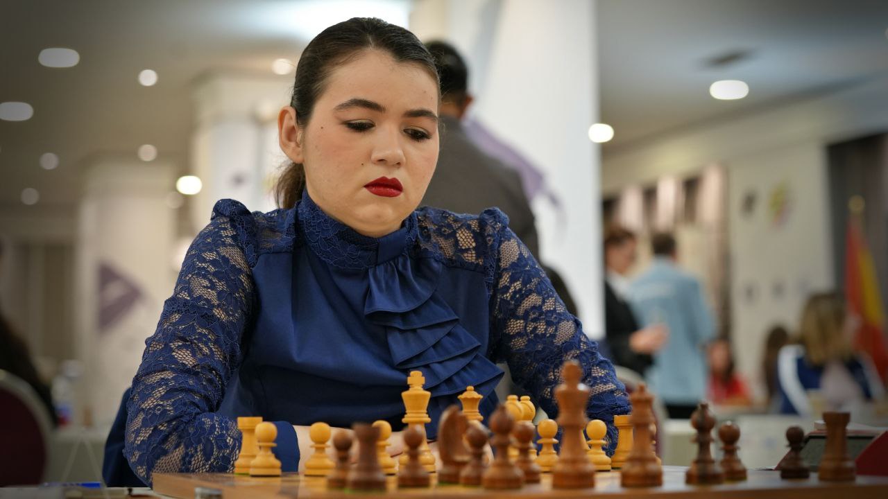 Четыре из четырех Матч женской сборной России против сборной Азербайджана завершился победой наших шахматисток со счётом 3 1 Победы на счету Ольги Гири и Анны Шухман вничью сыграли Александра Горячкина и Екатерина Лагно Завтра наша сборная сыграет против сборной Перу Ph FIDE chessgames